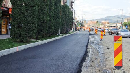 A început turnarea primului strat de asfalt pe Bulevardul Traian din Piatra Neamț
