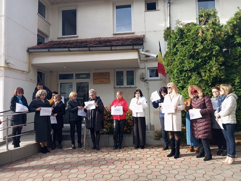 Salariații de la Casa de Pensii şi de la DSP Neamț nu renunță la protest
