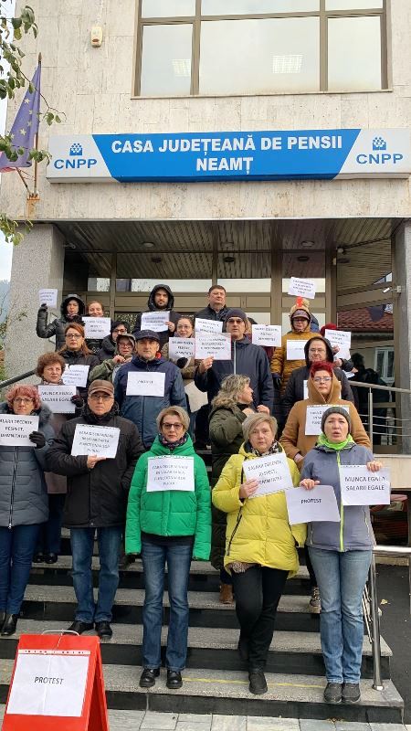 Continuă protestul la Casa de Pensii Neamț