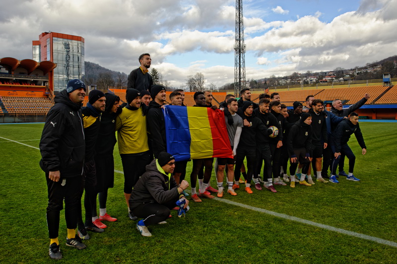 FOTO Jucătorii și oficialii CSM Ceahlăul Piatra Neamț onorează Ziua Națională