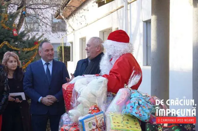 Moșul și echipa PSD Roman, daruri de Crăciun pentru copiii de la Centrul “Iubire și Speranță”, ZCH NEWS - sursa ta de informații