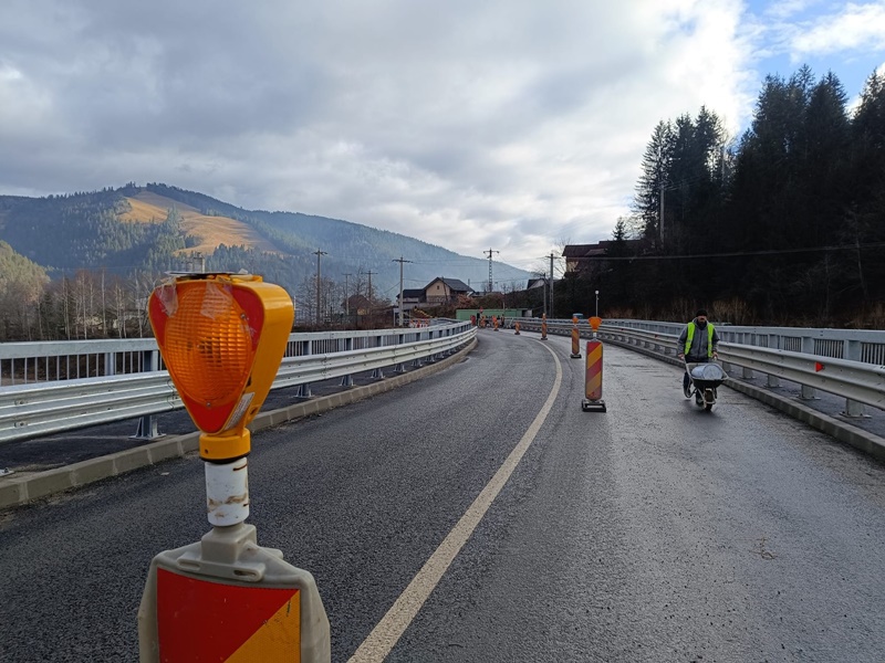 VIDEO. FOTO. Se circulă, fără restricţii, pe podul reabilitat de la Topoliceni &#8211; Poiana Teiului