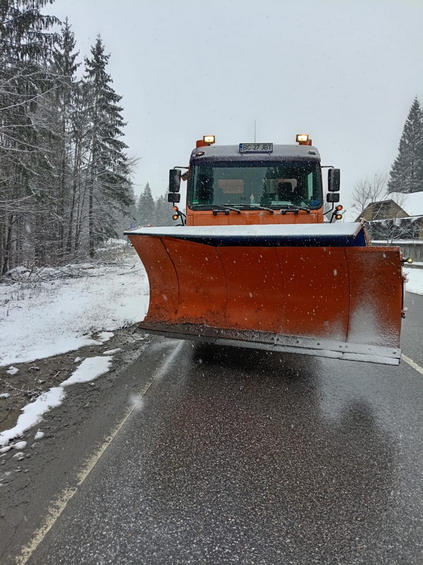 Circulație îngreunată, în condiții de iarnă, pe drumurile din Neamț