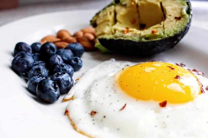 4 alimente pe care le poți consuma la micul dejun: de la nuci la fructe
