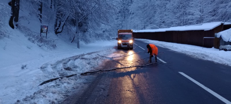 FOTO. Atenție șoferi! Viscol la sol pe drumurile naționale și porțiuni cu gheață în Piatra-Neamț