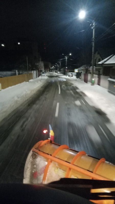 FOTO. Atenție șoferi! Viscol la sol pe drumurile naționale și porțiuni cu gheață în Piatra-Neamț