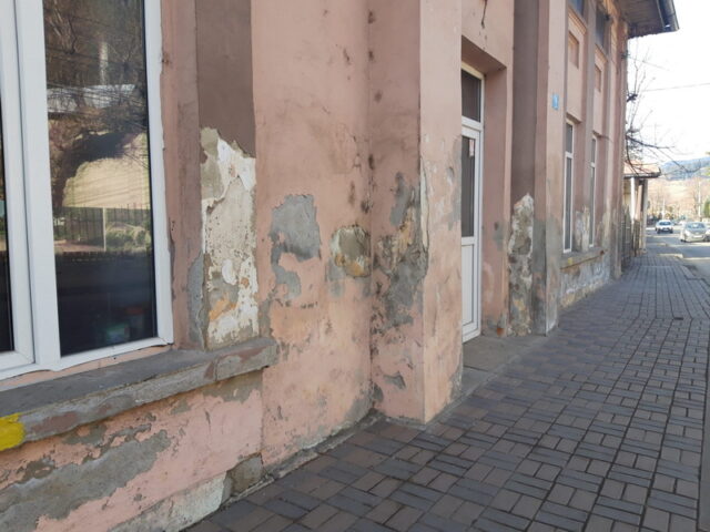 Fantomele imobilare-betonul crăpat și praful orașului Piatra-Neamț