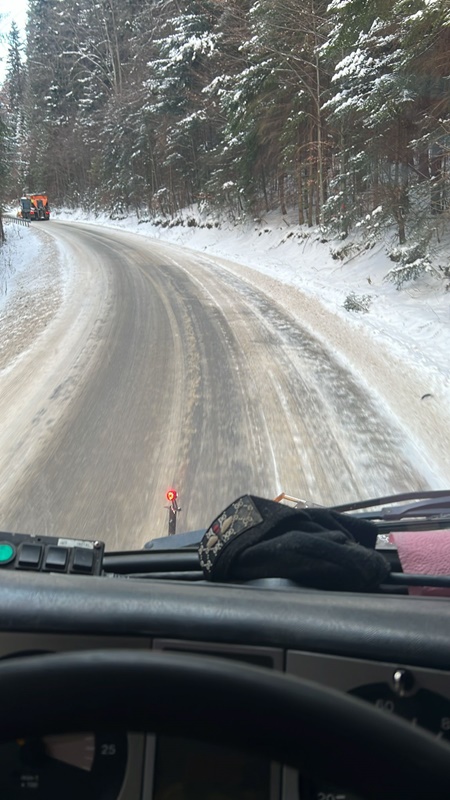 FOTO. Atenţie şoferi: Sectoare de drumuri cu polei şi gheaţă în Neamţ