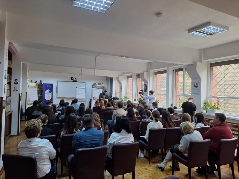 FOTO. Seminar de vorbit în public la Liceul „Vasile Conta” din Târgu Neamț ținut de trainerul Andrei Botez