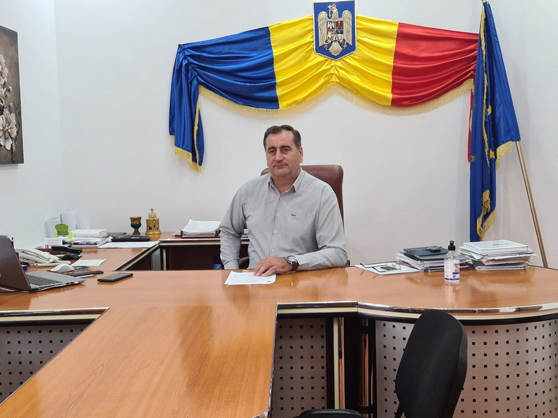 Despre Roznov, proiecte, realizări și dorințe la început de an / interviu cu Vasile PAVĂL, primarul oraşului Roznov