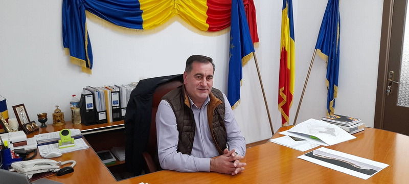Despre Roznov, proiecte, realizări și dorințe la început de an / interviu cu Vasile PAVĂL, primarul oraşului Roznov