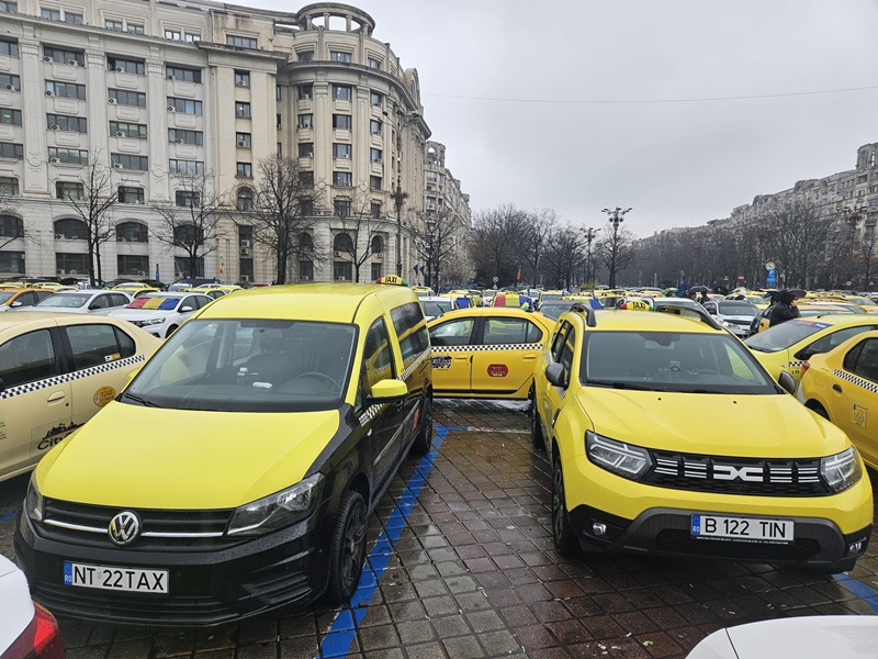 Peste 4.000 de taximetriști protestează în Piața Constituției. Este reprezentat și județul Neamț
