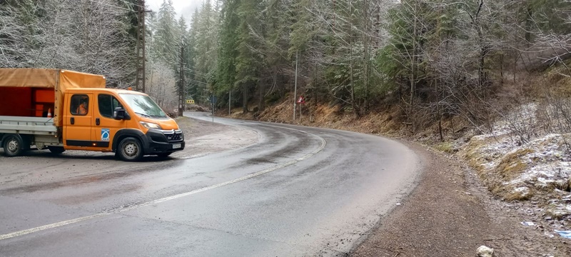 Atenție carosabil umed! Drumarii au scos utilajele pe șoselele din zona de munte din Neamț carosabil umed Cheilei Bicazului