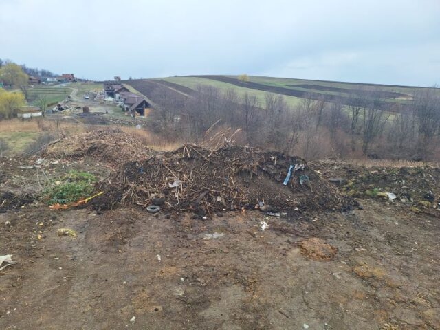 Foto. Groapă de gunoi tolerată de Garda de mediu la Târgu-Neamț?
