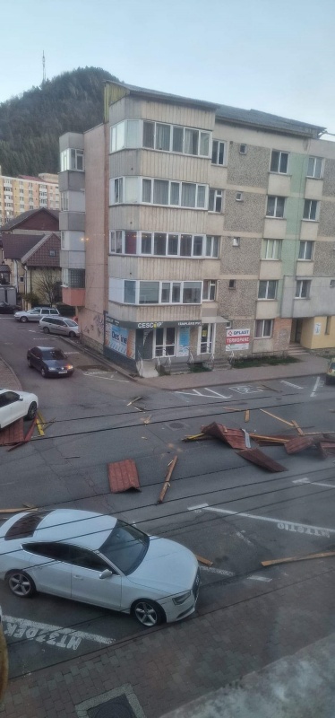 FOTO. Ravagiile vântului în Neamț. Două comune fără curent electric, copaci căzuți, acoperișuri smulse!