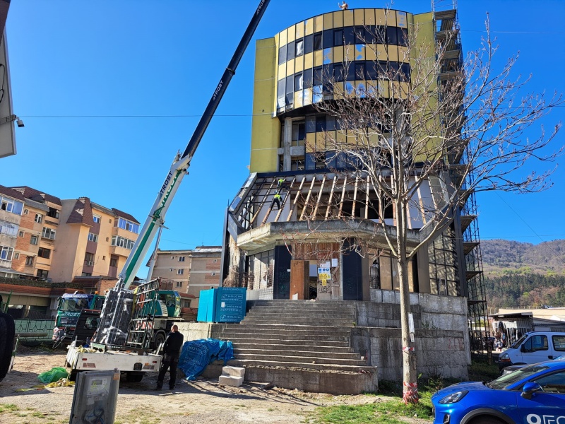 Piatra-Neamț: Colosul abandonat de pe Cuejdi devine bloc de locuințe
