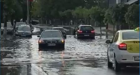 Video. Autoturisme avariate la Târgu-Neamț, după o ploaie torențială