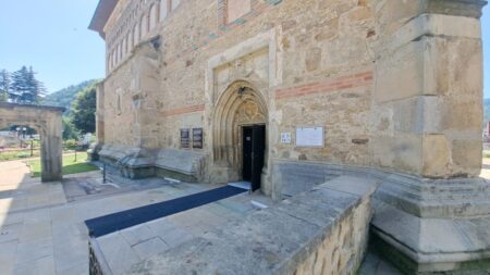 Piatra-Neamț: Aducerea moaștelor Sf. Muc. Pantelimon la Biserica „Sfântul Ioan Domnesc”