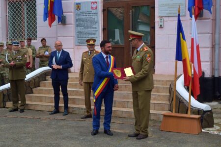 FOTO. Delegația Ambasadei Poloniei în România în vizită la Piatra-Neamț. Eveniment de înaltă ținută la Batalionul 634 Infanterie „Mareșal Jozef Pilsudski”