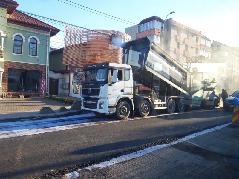 VIDEO. Piatra-Neamț. Se toarnă primul strat de asfalt pe B-dul. Decebal, în zona Lidl (Sarata) 4 WhatsApp Image 2024 10 18 at 10.32.15