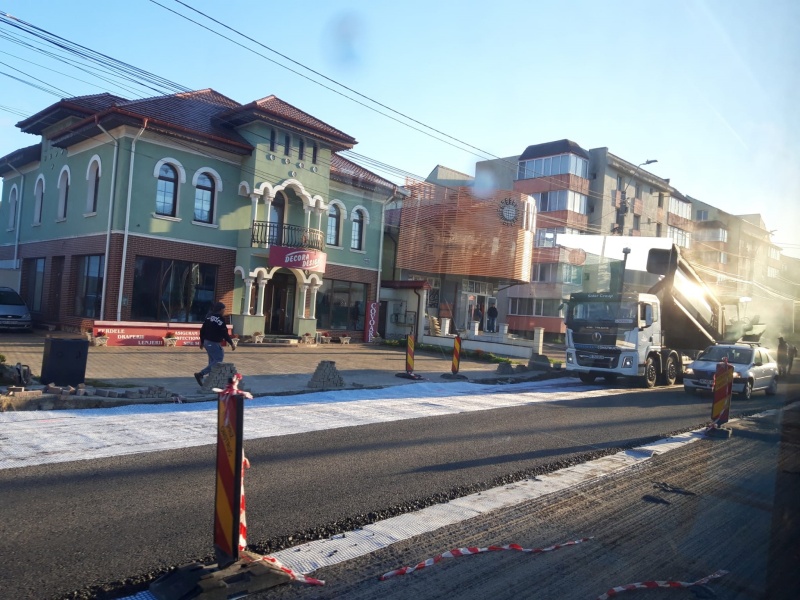 VIDEO. Piatra-Neamț. Se toarnă primul strat de asfalt pe B-dul. Decebal, în zona Lidl (Sarata) 3 WhatsApp Image 2024 10 18 at 10.36.02