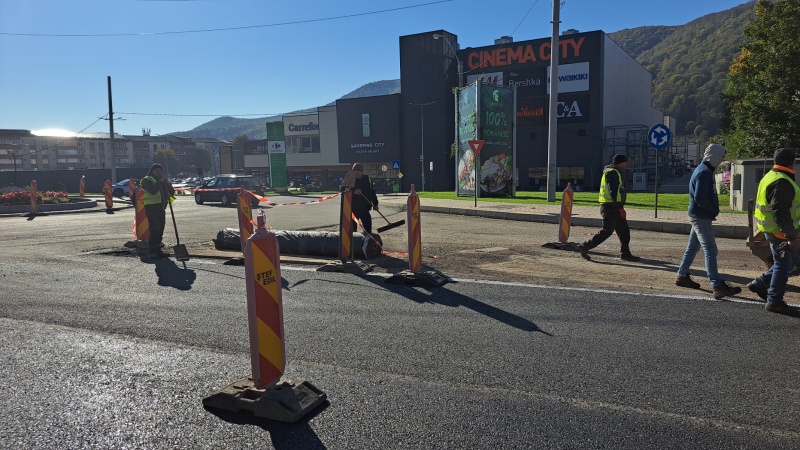 VIDEO. Piatra-Neamț. Se toarnă primul strat de asfalt pe B-dul. Decebal, în zona Lidl (Sarata) 5 WhatsApp Image 2024 10 18 at 12.14.17