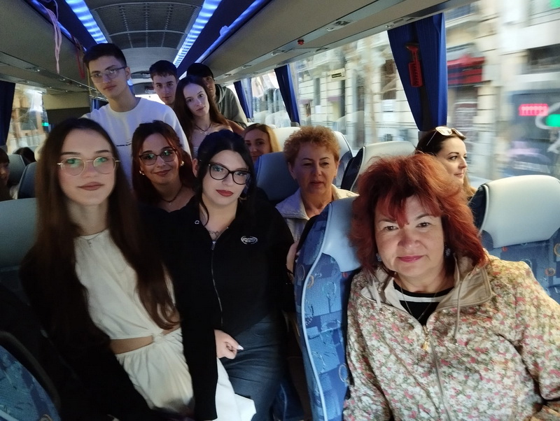 Gianina BURUIANĂ și elevii în autobuz