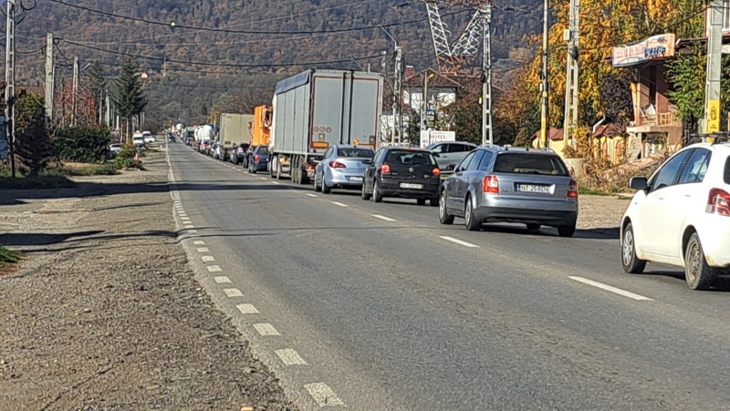 Trafic îngreunat spre Bicaz, cozi lungi de mașini