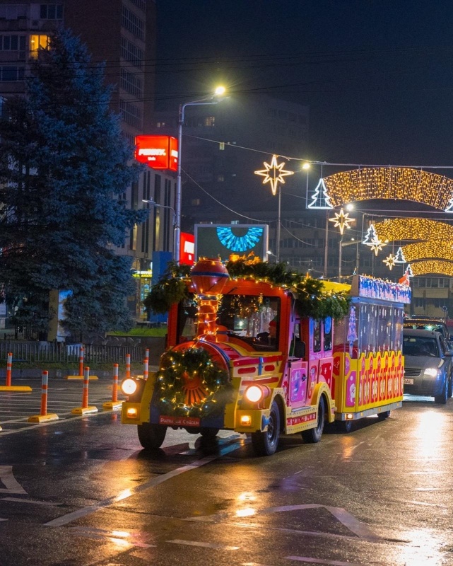 Caravana lui Moș Crăciun aduce magia sărbătorilor în Piatra-Neamț!