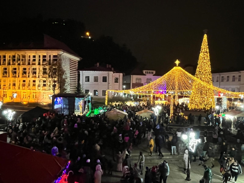 Parc - Foto-video. Moș Nicolae a venit la copiii din Piatra-Neamț