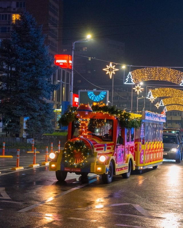 Mii de pietreni s-au bucurat de Târgul “Piatra lui Crăciun” 2024