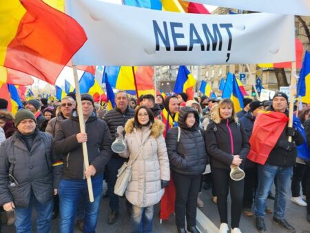 Protest AUR în fața Palatului administrativ din Piatra-Neamț