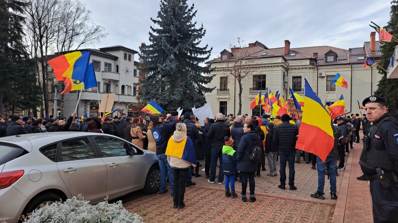 Protestul AUR la Piatra-Neamț: “Turul II înapoi! Ciolacu pe basculantă”