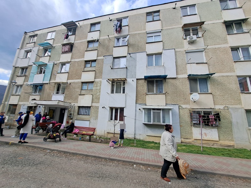 Video-foto. Piatra-Neamț. Un bloc din Mărăței nu are apă de o săptămână pentru datoriile a 5 familii bloc,nu are apă,ApaServ: