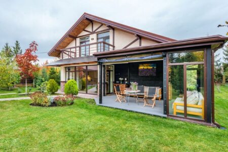 Beneficiile mobilierului de gradina din lemn versus metal