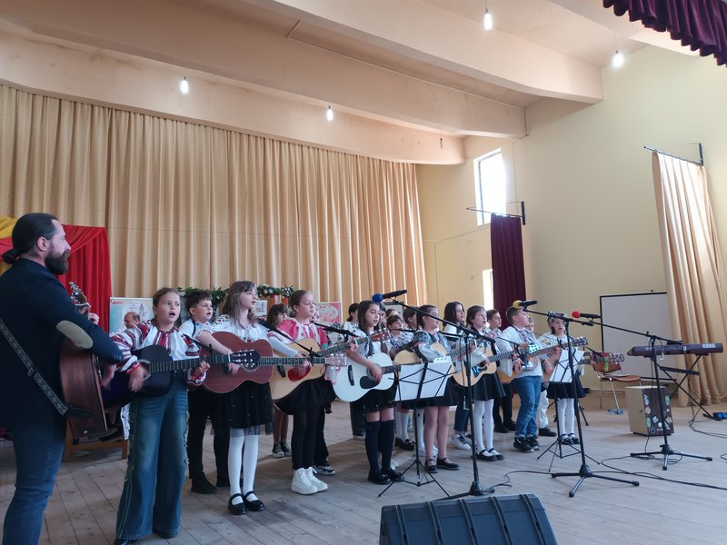 Cenaclul „Ecoul Munților” și expoziția „Firul Vieții” la Broșteni