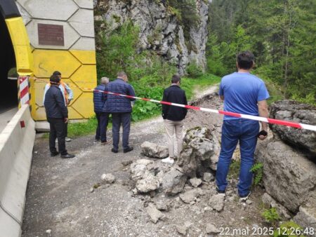 Risc de prăbușire a stâncilor în Bicaz Chei pe drumul național