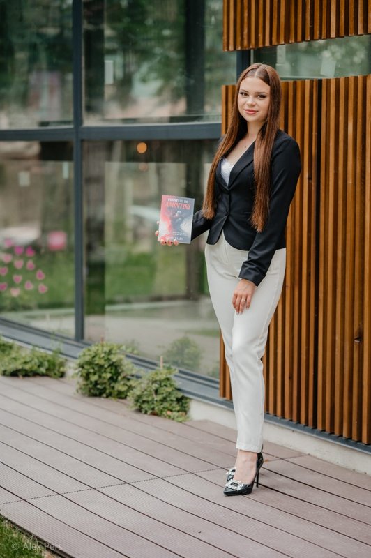 Debut. Chifu Eliza, adolescenta care transformă iubirea în artă prin literatură