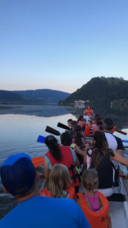 La Caiace: Muzică retro pe vinil și plimbare cu canoea Dragon Boat