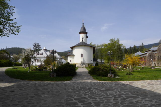 Racla Sfintelor Olimpiada, Nazaria și Elisabeta de la Mănăstirea Văratec a fost sfințită de Patriarhul Daniel. Canonizarea locală va avea loc pe 16 august 1 manastirea varatec