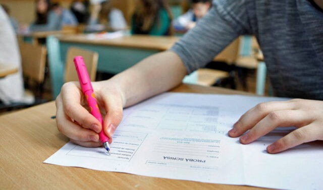 BAC 2026 - prima probă scrisă pe cod roșu de caniculă 1 eleva bacalaureat proba scrisa resize