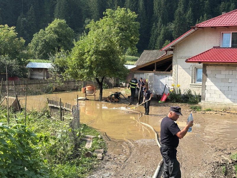 inundatii 2025 pompieri la scos apa din curti resize