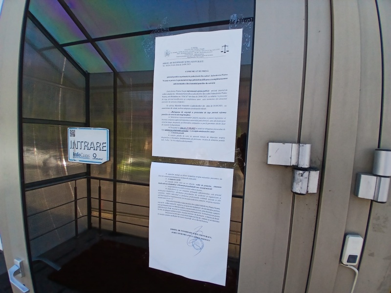 Liniștea din spatele ușilor unde se împarte dreptatea. Protestul de la Judecătoria Piatra Neamț 2 WhatsApp Image 2025 08 28 at 15.54.22