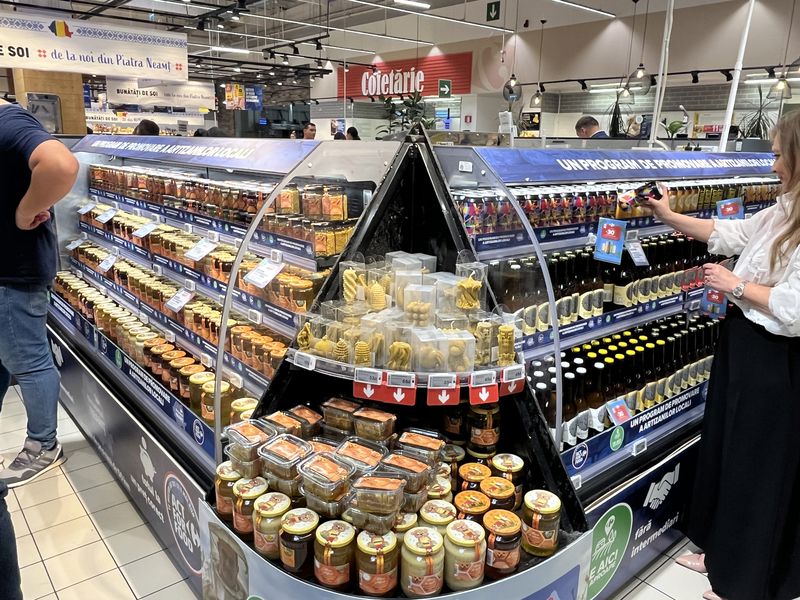 Video-foto. Carrefour Piatra-Neamț lansează un spațiu dedicat producătorilor locali 17 Carrefour Piatra Neamt 12
