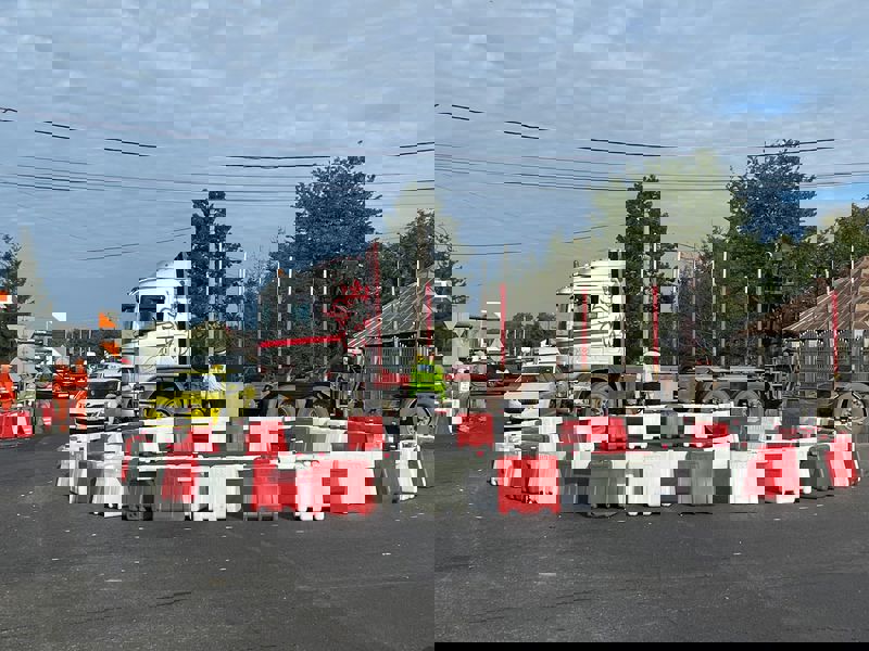 VIDEO. După lupte seculare, la Roznov există un sens giratoriu mult așteptat 4 Roznov giratoriu 2