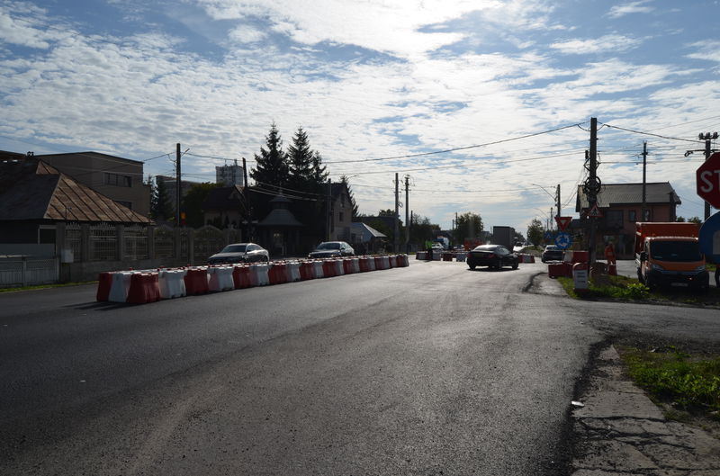 VIDEO. După lupte seculare, la Roznov există un sens giratoriu mult așteptat 2 Roznov giratoriu 3