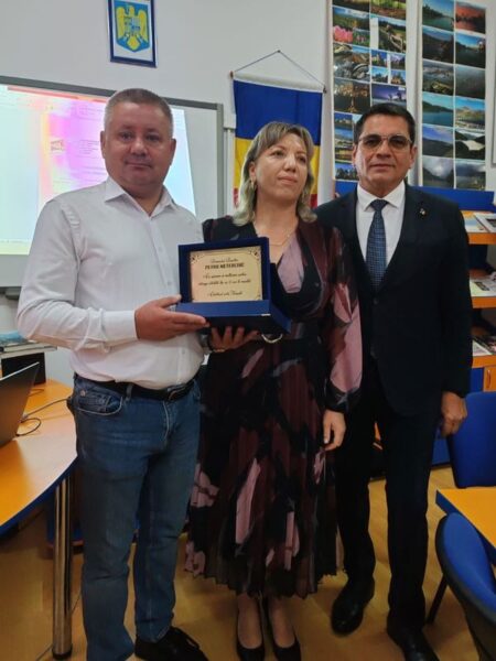 Predare de ștafetă la conducerea Școlii Gimnaziale Timișești WhatsApp Image 2025 09 01 at 13.42.12