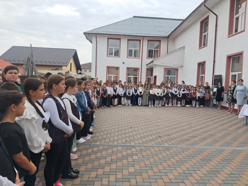 Ghiozdane și rechizite școlare de la Mitropolia Moldovei, pentru elevii din Vânători-Neamț 2 WhatsApp Image 2025 09 09 at 18.49.55