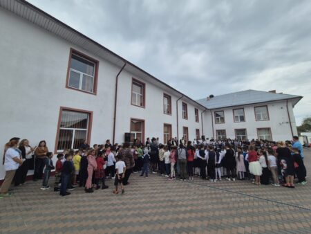 Ghiozdane și rechizite școlare de la Mitropolia Moldovei, pentru elevii din Vânători-Neamț WhatsApp Image 2025 09 09 at 18.50.36
