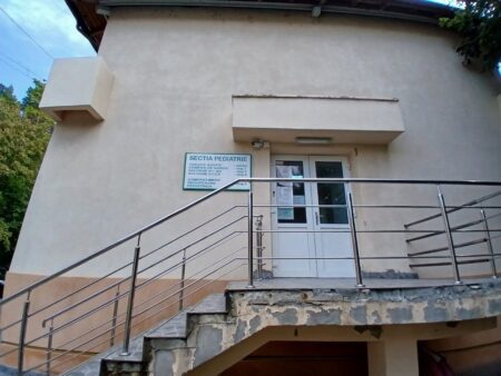 Un medic și Spitalul Piatra Neamț obligați la daune de 200.000 de euro pentru moartea unui adolescent